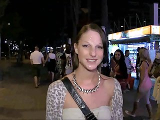 多汁的外观黑发,拧到他的笔记本电脑摄像头,穿着一个非常色情坦率的西装,在顽皮的手厚假阳具和粗鲁的乱搞自己