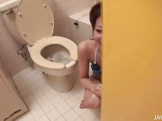 甜蜜的可爱辛迪·多尔和莫妮卡在一个美丽的男孩的陪伴下度过了一个自由的夜晚