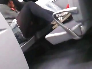女孩加入了这个麻烦的公司,在那里妇女坦率地摊开他们的腿,男人厚颜无耻地有他们在所有的洞