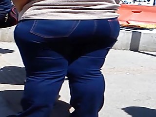 男人们脱下一个漂亮的荡妇