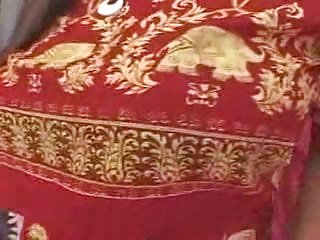 盖伊拍摄他的朋友在相机上,因为他们乱搞