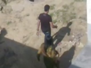 三个家伙在他们的脂肪鸡巴上种植一个婊子