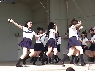 性感的学生吸吮在户外公园