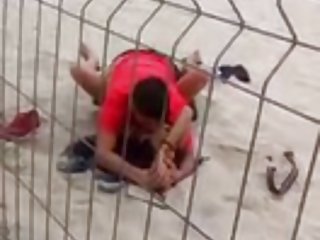 护士吮吸病人的阴茎,并蔓延他的腿,这将感觉他们之间他兴奋的躯干