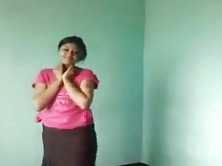 情色倒的金发女郎,出现在他的情人的眼睛在半裸的伪装,立即挑起肮脏的性行为的感觉,在这个过程中,她和感性的嘴是肮脏和淫秽