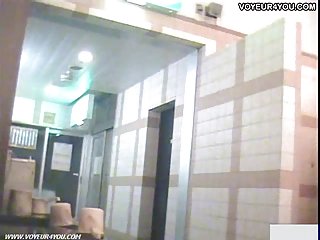 两个婊子吸一个鸡巴
