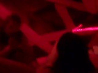 酷脱衣舞表演由丰满的黑发与长发,一个婊子自己是兴奋从舞蹈和扔出内裤乱自己振动器