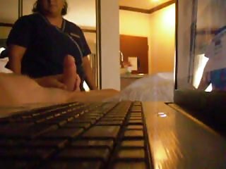 男孩舔了舔一个年轻的黑发的幼崽,把骂在肛门