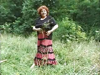 漂亮的婊子吮吸身体,把精子放在脸上